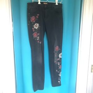 Driftwood flower embroidered relaxed fit
